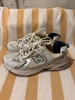New Balance White W/ Black 530 men’s 8, women’s 9.5